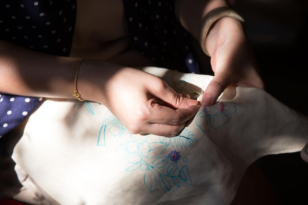 ruky pri vyšívaní detail